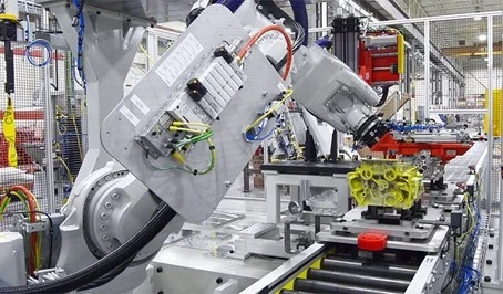 Robot Kuka trong dây chuyền sản xuất 