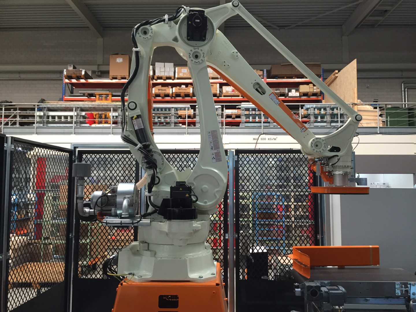 Cánh tay robot hỗ trợ xếp hàng hóa