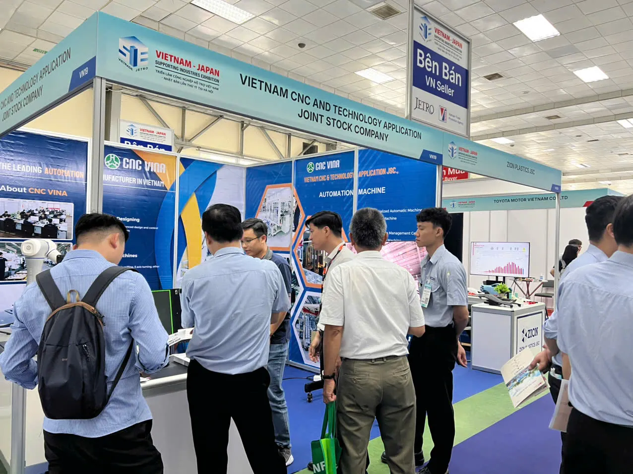 Gian hàng của CNC VINA thu hút đông đảo khách hàng đến tham quan gian hang cua cnc vina thu hut dong dao khach hang den tham quan
