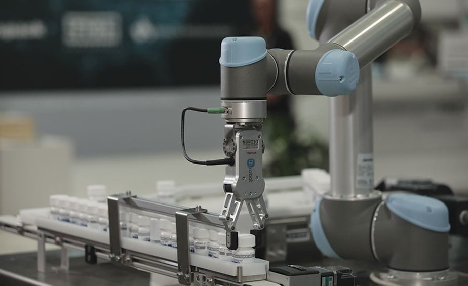 Ứng dụng của robot c&ocirc;ng nghiệp cho lắp r&aacute;p chai thuốc