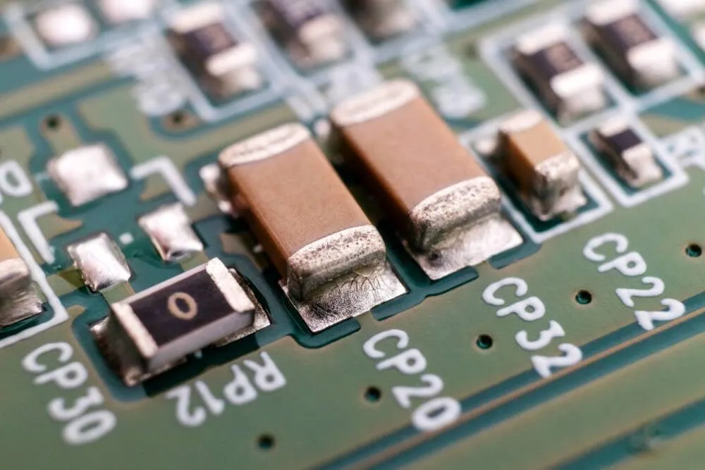 Vì sao bẻ tay bảng mạch PCB tiềm ẩn rủi ro? Giải pháp cắt an toàn