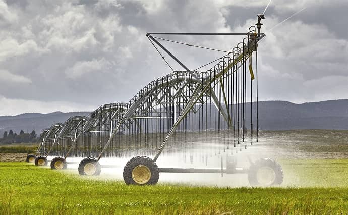 irrigation-equipment-crops-field