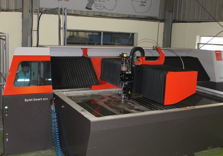 CNC-VINA đưa máy cắt tia nước vào vận hành