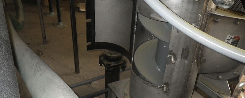 Vận chuyển sản phẩm dạng hạt với băng tải đứng trục vít