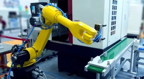 Ứng dụng của robot gắp và đặt trong các ngành công nghiệp có điều kiện làm việc nguy hiểm