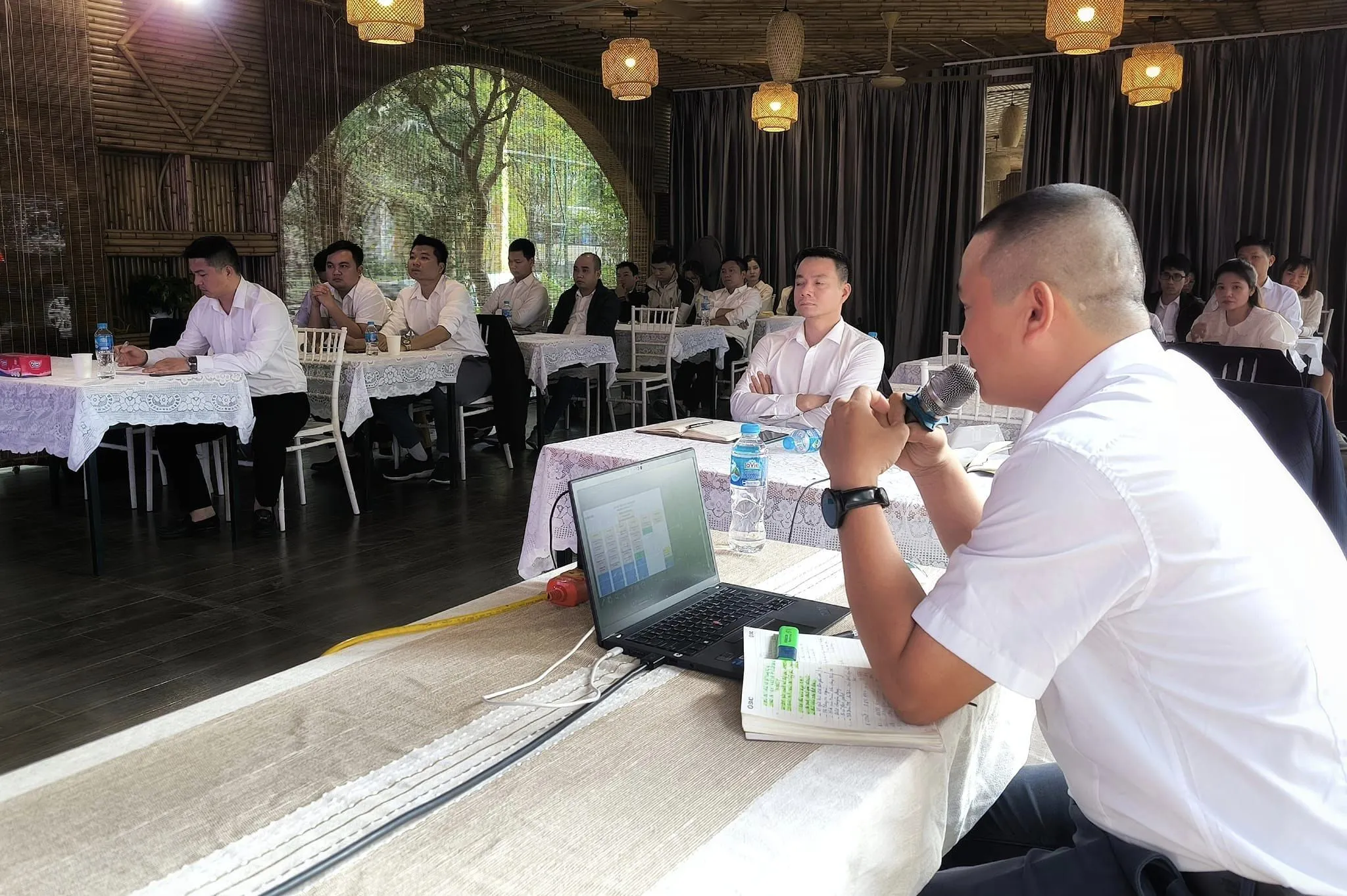 Đầu tư vào tuyển dụng, đào tạo chuyên sâu cho cán bộ, công nhân viên