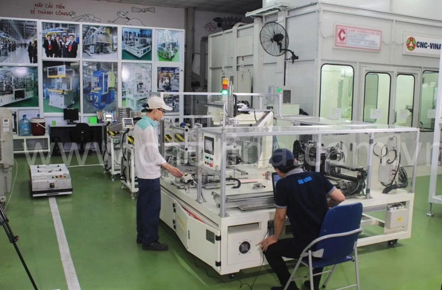 Structure of the automatic product folding and rolling machine Structure of the automatic product folding and rolling machine