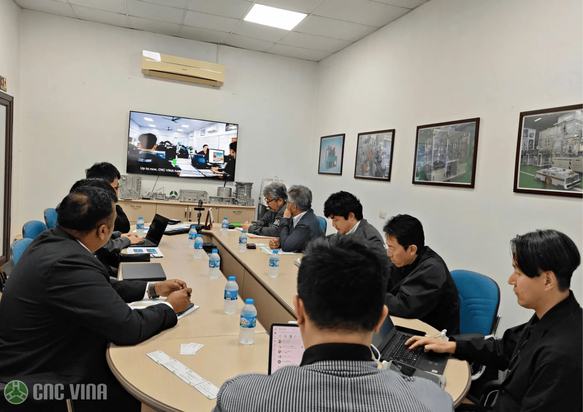Ông Đào Anh Văn - Giám đốc CNC VINA đang giới thiệu tổng quan về công ty