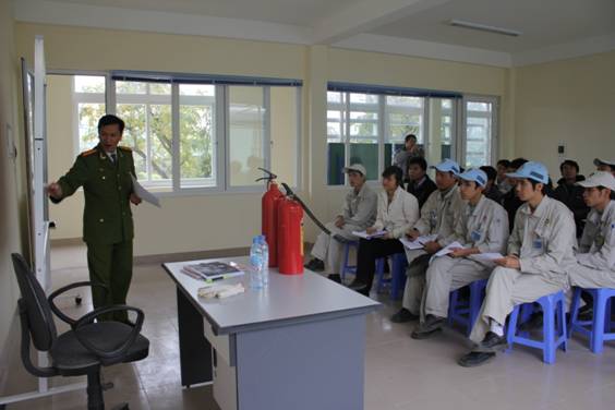 Lớp học dưới sự hướng dẫn của Thiếu tá Phạm Văn Đông