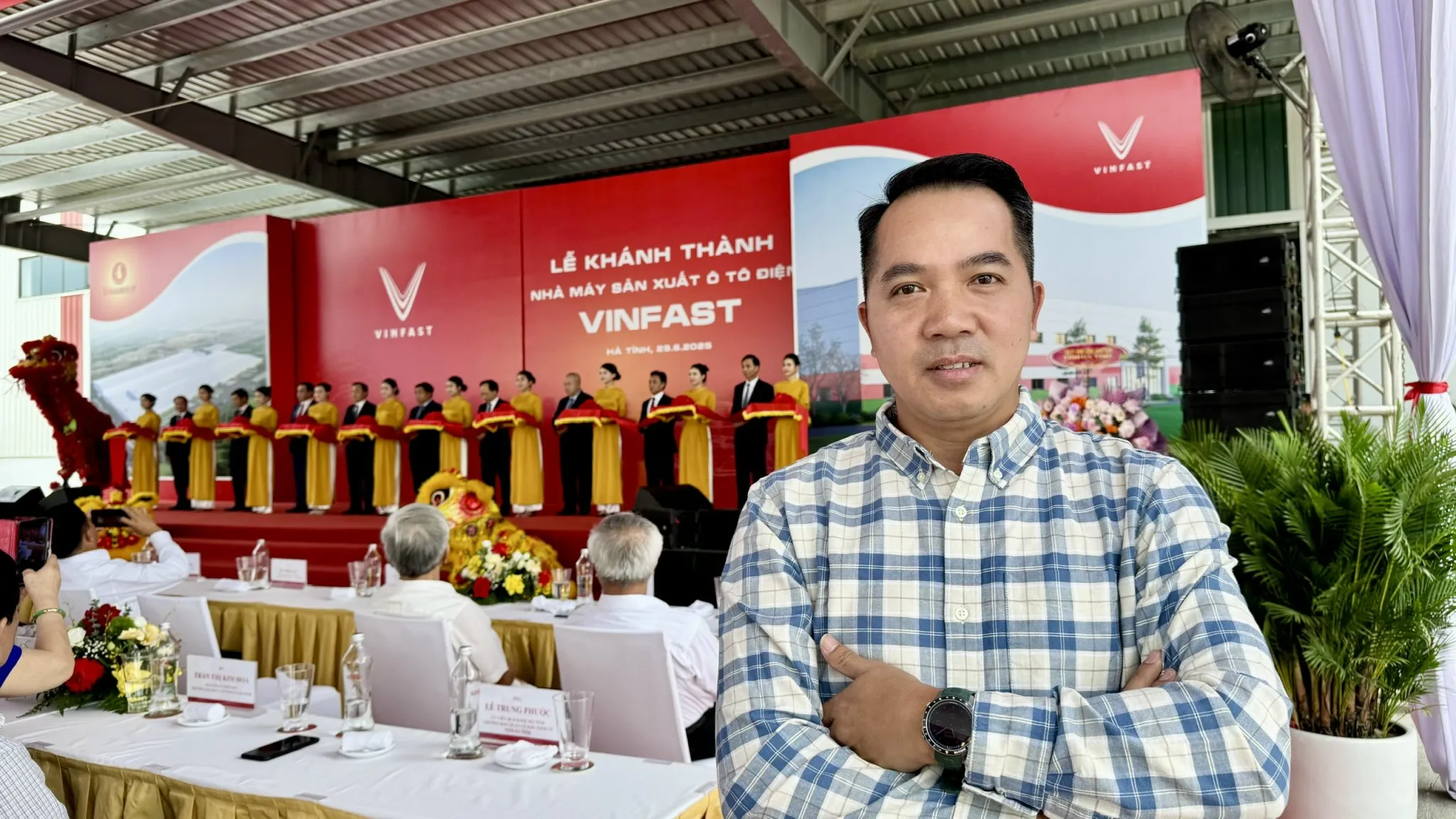 giam doc cncvina ong dao anh van tham du le khanh thanh nha may vinfast ha tinh