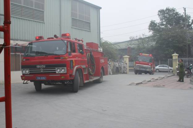 Xe chữa cháy có mặt và khẩn trương phối hợp dập đám cháy.