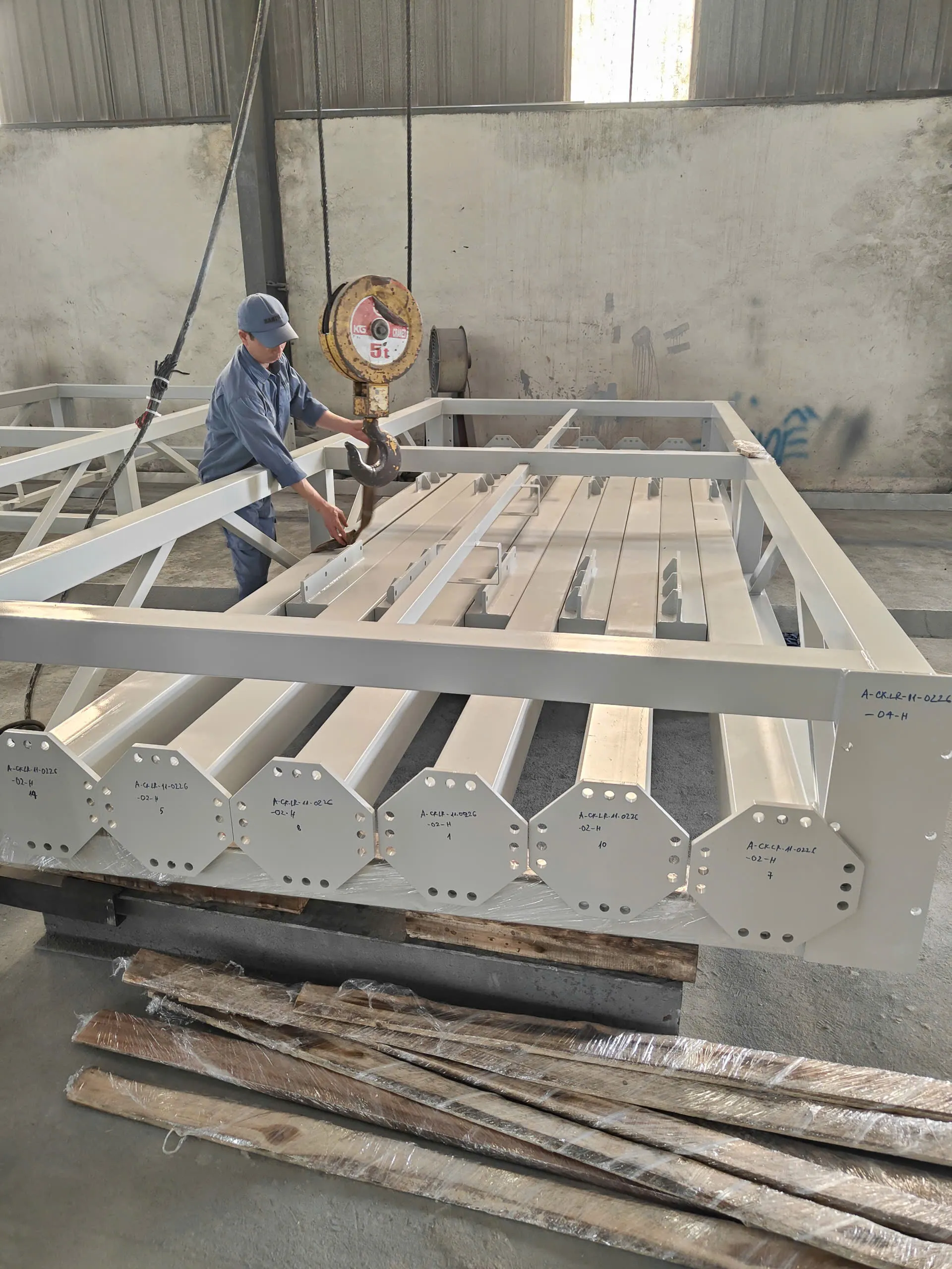 cong nhan tien hanh kiem tra ky hang hoa truoc khi xuat xuong