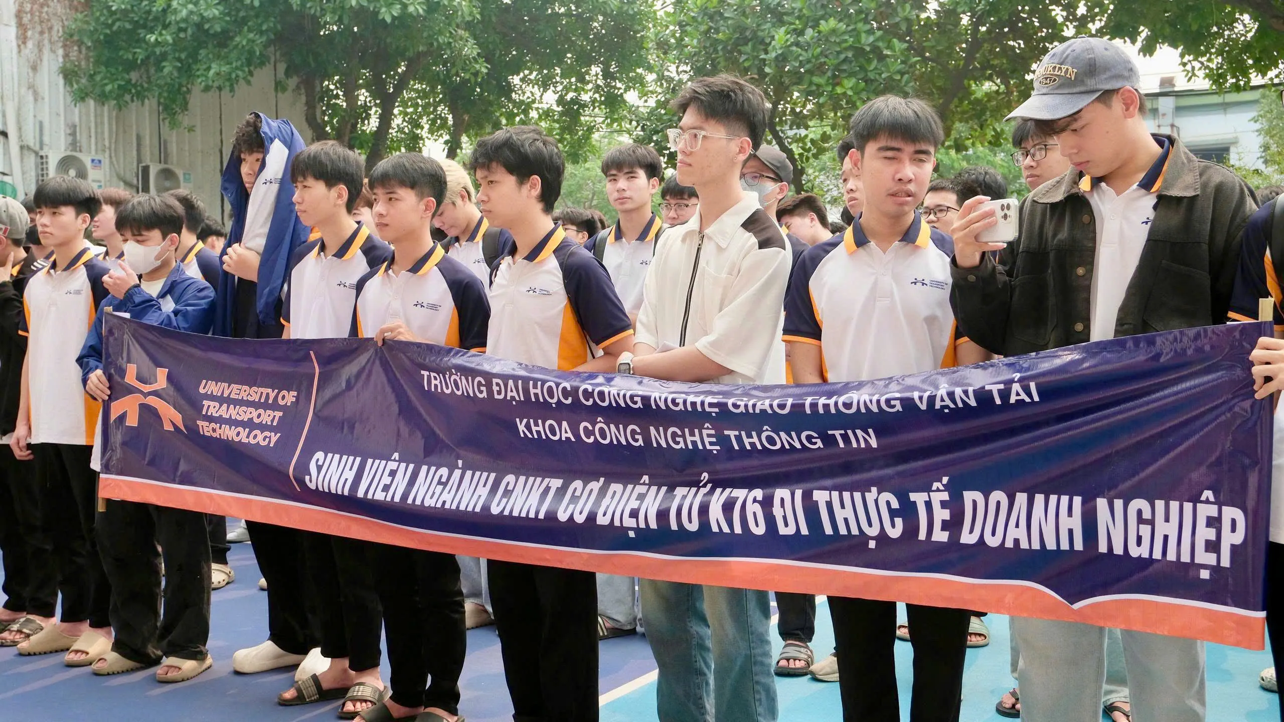 cnc vina chao don sinh vien truong utt den tham quan