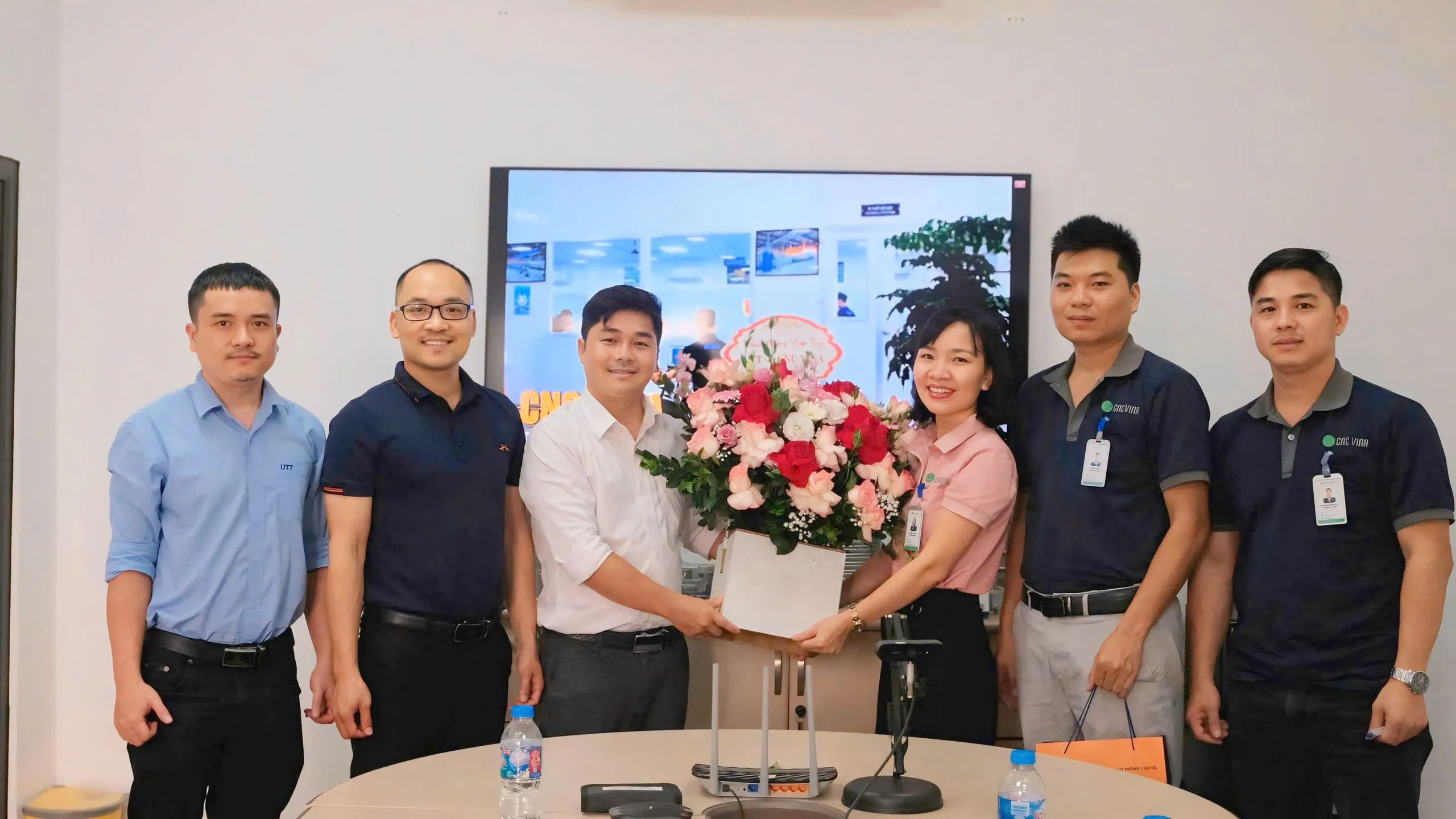 cnc vina chao don doan sinh vien truong dai hoc cong nghe giao thong van tai den tham quan