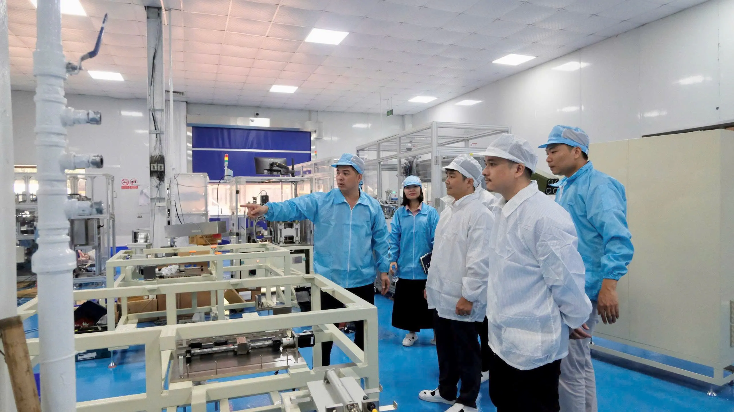 tham quan truc tiep phong sach lap rap may