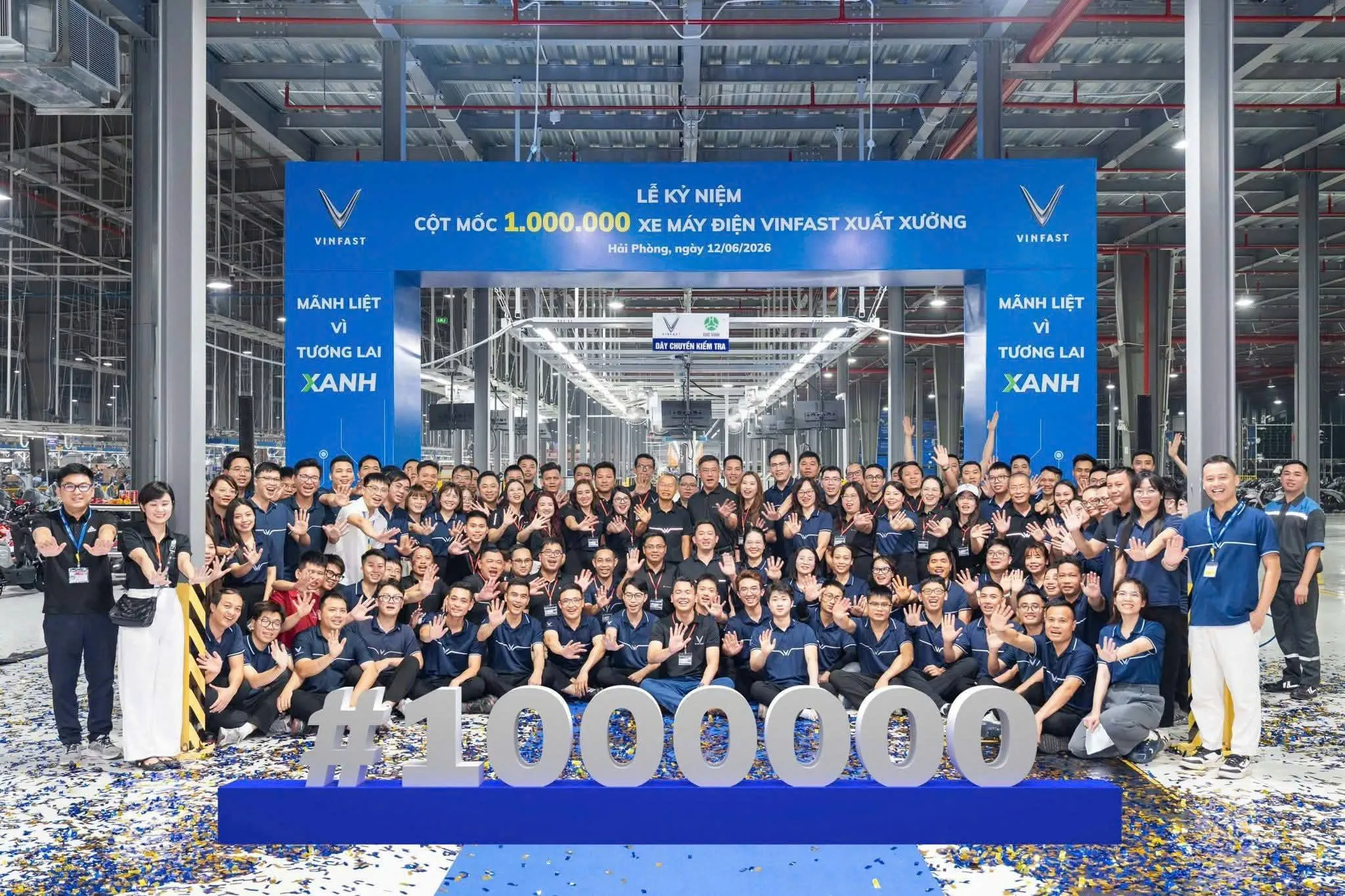 Toàn thể cán bộ nhân viên VinFast và CNC VINA tại lễ kỉ niệm Toan the can bo nhan vien VinFast va CNC VINA tai le ki niem