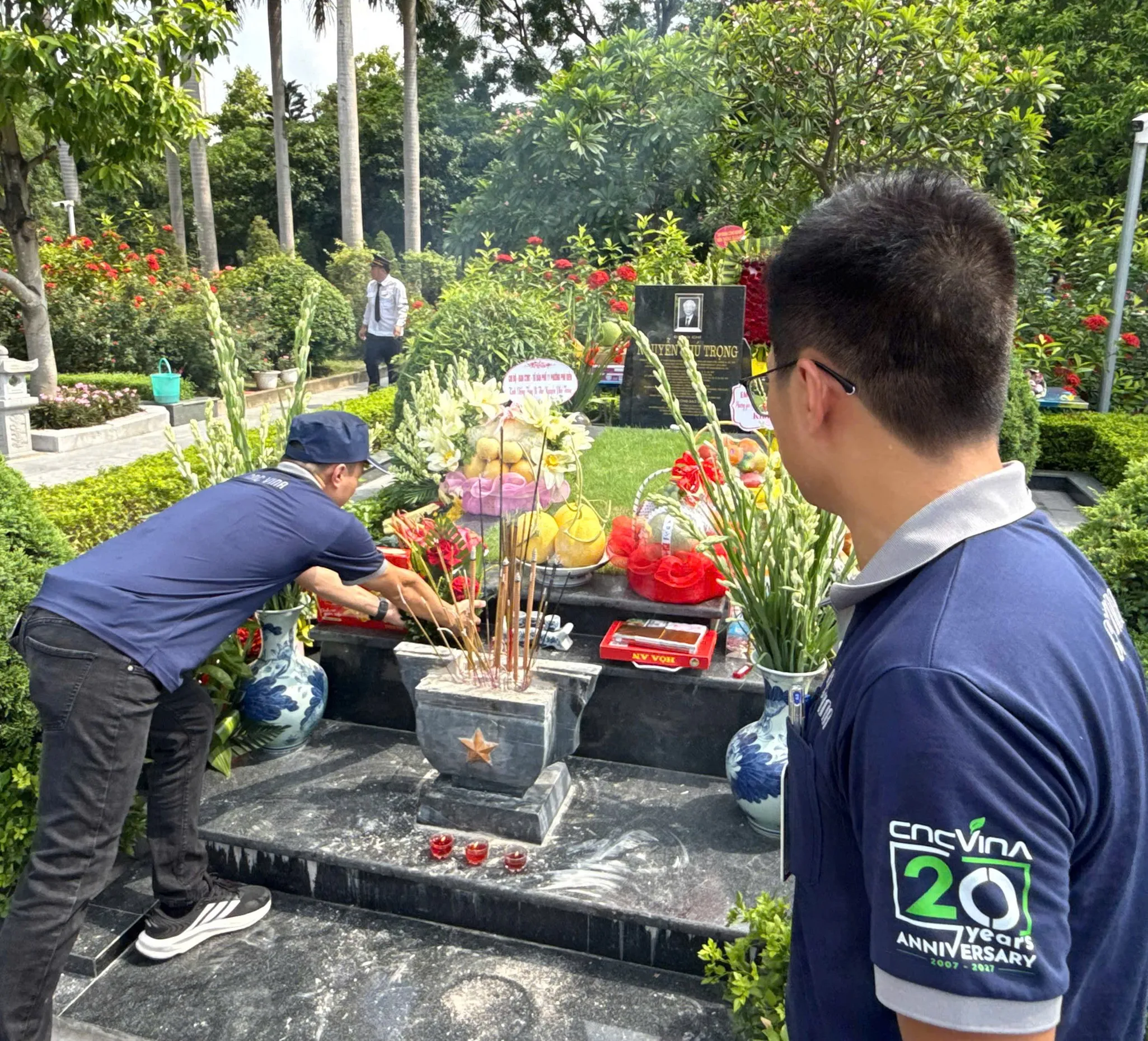 Ban l&atilde;nh đạo CNC VINA thắp n&eacute;n hương b&agrave;y tỏ l&ograve;ng th&agrave;nh k&iacute;nh