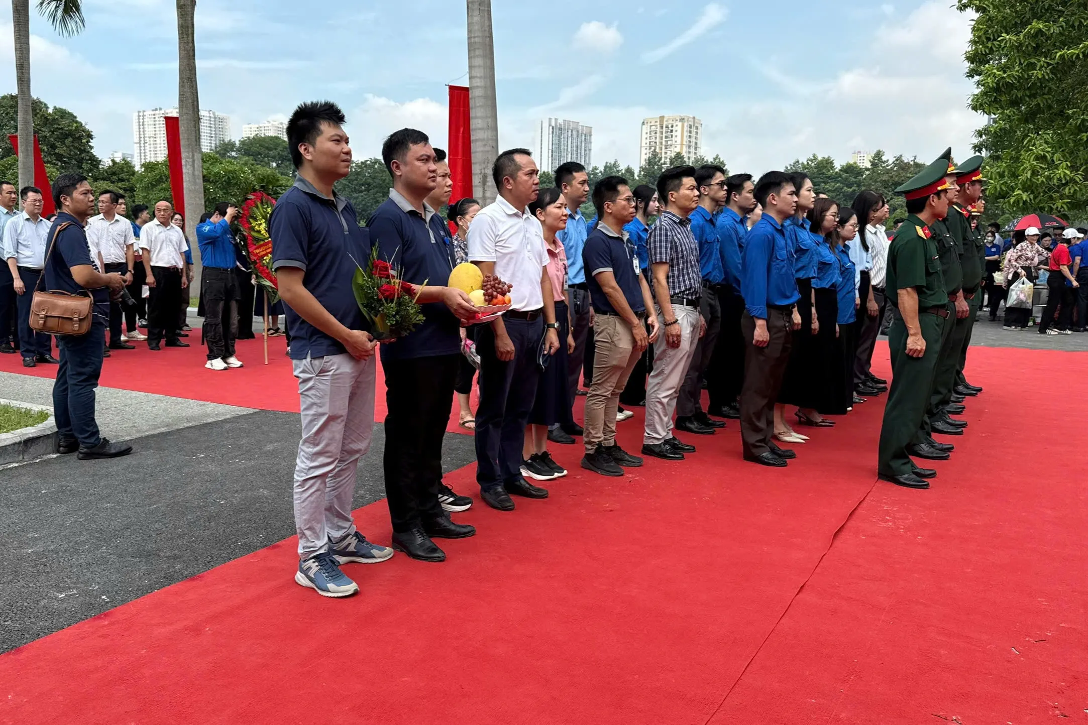 Tập thể Ban l&atilde;nh đạo CNC VINA thể hiện tinh thần Uống nước nhớ nguồn