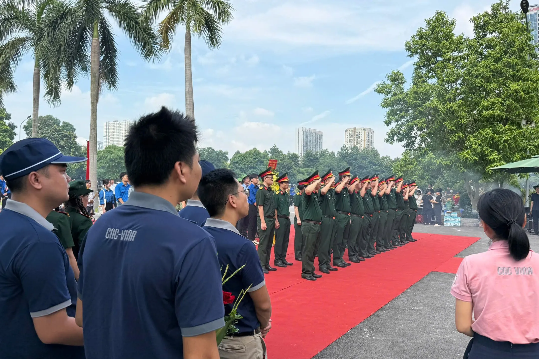 Ban l&atilde;nh đạo CNC VINA d&acirc;ng hương th&agrave;nh k&iacute;nh tại Nghĩa trang Mai Dịch