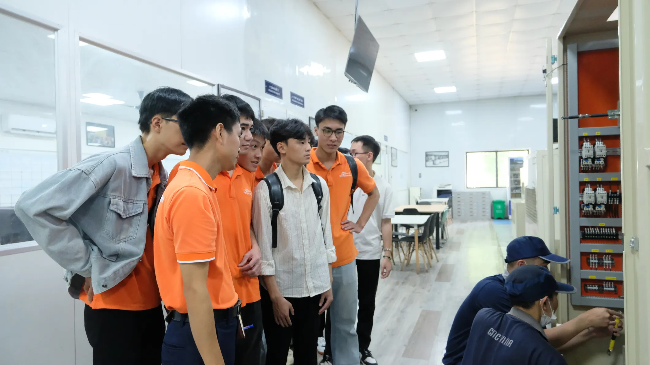 Sinh viên Trường Cao đẳng FPT trải nghiệm thực tiễn tại nhà máy